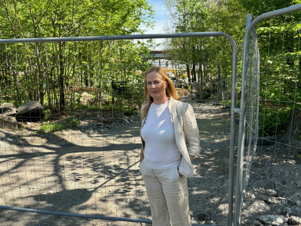 Leder av Ris Vel, Mathilde Fasting frykter at nabolaget vil bli mye plaget av støy når den nye helikopterplattformen (i bakgrunnen) skal stå klar neste år. Ris
