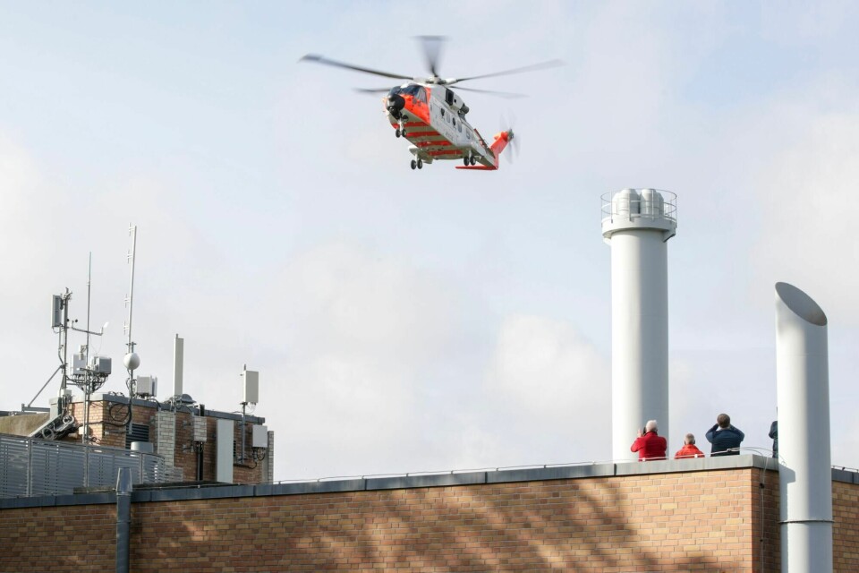 Bildet viser det nye redningshelikopteret SAR Queen under prøveflyging på Rikshospitalet i september. Landingsøvelse med helikopter, Rikshospitalet