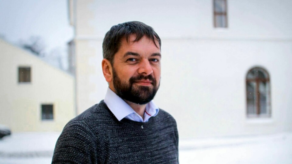 Ivar Dale, senior fagrådgiver i Den norske Helsingforskomité, mener Russland jobber systematisk for å innføre lover om fremmede agenter i så mange land som mulig. Ivar Dale, seniorrådgiver i Helsingforskomitéen forklarer hva som skjer i Georgia.