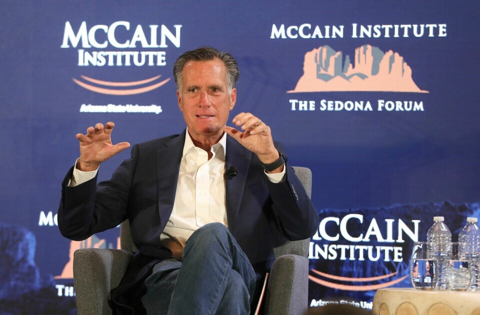 Utah-senator Mitt Romney under en konferanse ved McCain Institute i Arizona nylig. Utah Republican Sen. Mitt Romney talks at the McCain Institute's Sedona Forum with U.S. Secretary of State Antony Blinken in Sedona, Ariz., Friday, May 3, 2024. (AP Photo/Jake Bacon)