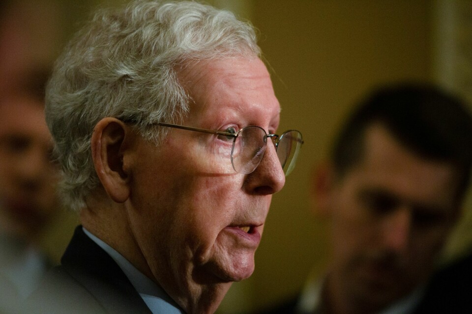 Mitch McConnell trekker seg som Republikanernes leder i Senatet i november i år. Før den tid skal han kjempe hardt mot det han mener er isolasjonisme i eget parti, og for videre støtte til Ukraina mot Russland. U.S. Senate Minority Leader Mitch McConnell (R-KY) speaks during a press conference following the weekly Senate caucus luncheons on Capitol Hill in Washington, U.S., May 8, 2024. REUTERS/Kaylee Greenlee Beal