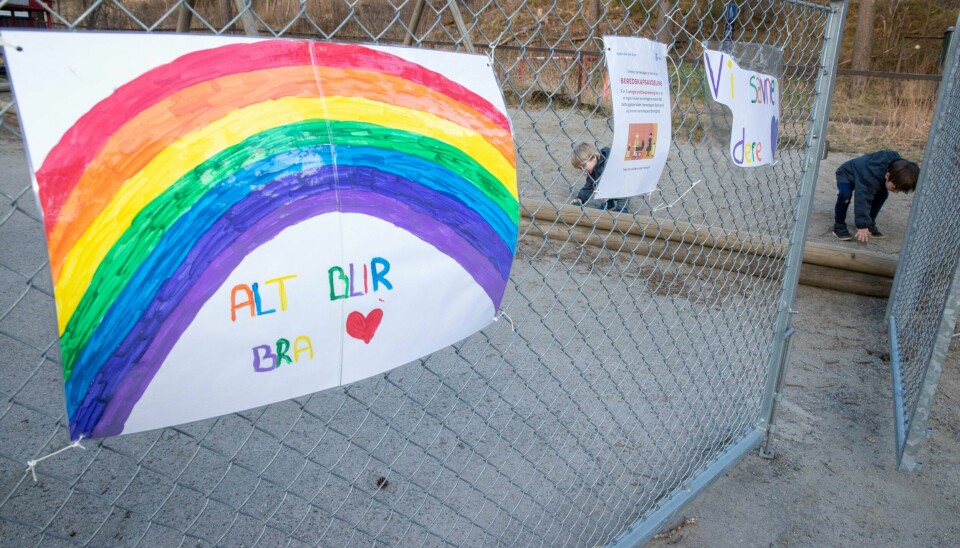 Flaggingen med regnbueflagget i pride-uken er del av Oslo kommunes handlingsplan for kjønn- og seksualitetsmangfold, også i barnehagene. Flaggingen med regnbueflagget i pride-uken er del av Oslo kommunes handlingsplan for kjønn- og seksualitetsmangfold, også i barnehagene. Foto: Terje Pedersen / NTB