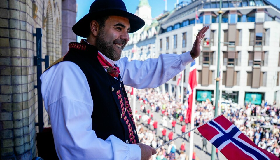 Stortingspresident Masud Gharahkhani (Ap) vinker til barnetoget fra stortingsbalkongen. Stortingspresident Masud Gharahkhani (Ap) vinker til barnetoget fra stortingsbalkongen. Foto: Javad Parsa / NTB