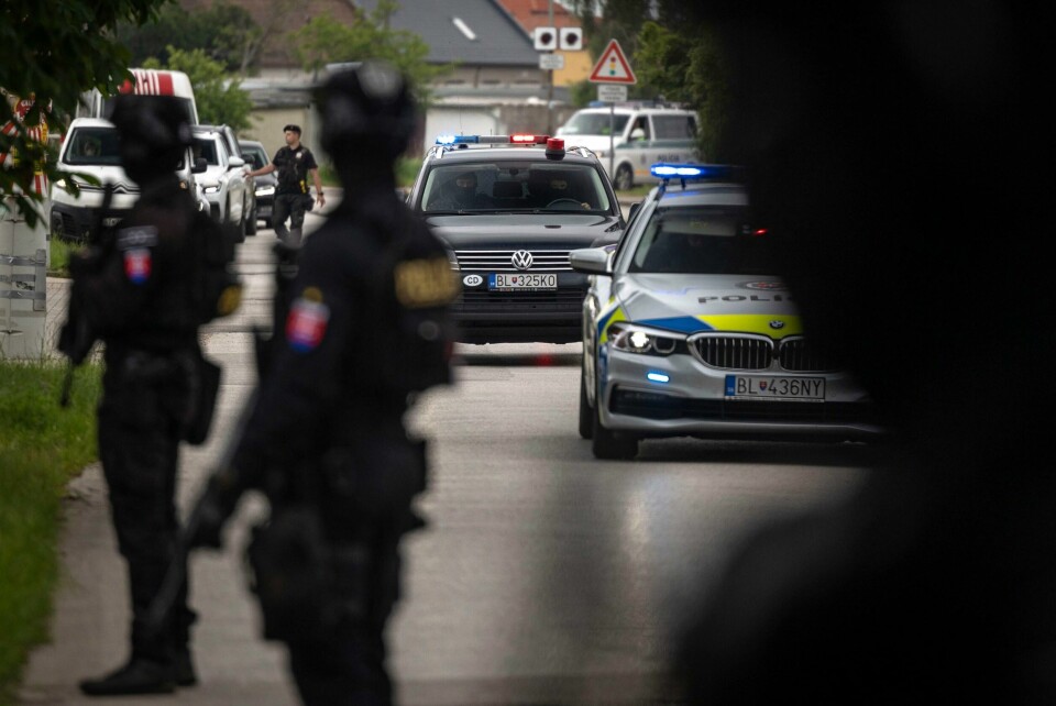 Sikkerhetsoppbudet var stort utenfor rettsbygningen da mannen som er siktet for attentatet mot Slovakias statsminister Robert Fico, ble framstilt i et fengslingsmøte lørdag. Sikkerhetsoppbudet var stort utenfor rettsbygningen da mannen som er siktet for attentatet mot Slovakias statsminister Robert Fico, ble framstilt i et fengslingsmøte lørdag. Foto: Tomas Benedikovic / AP / NTB