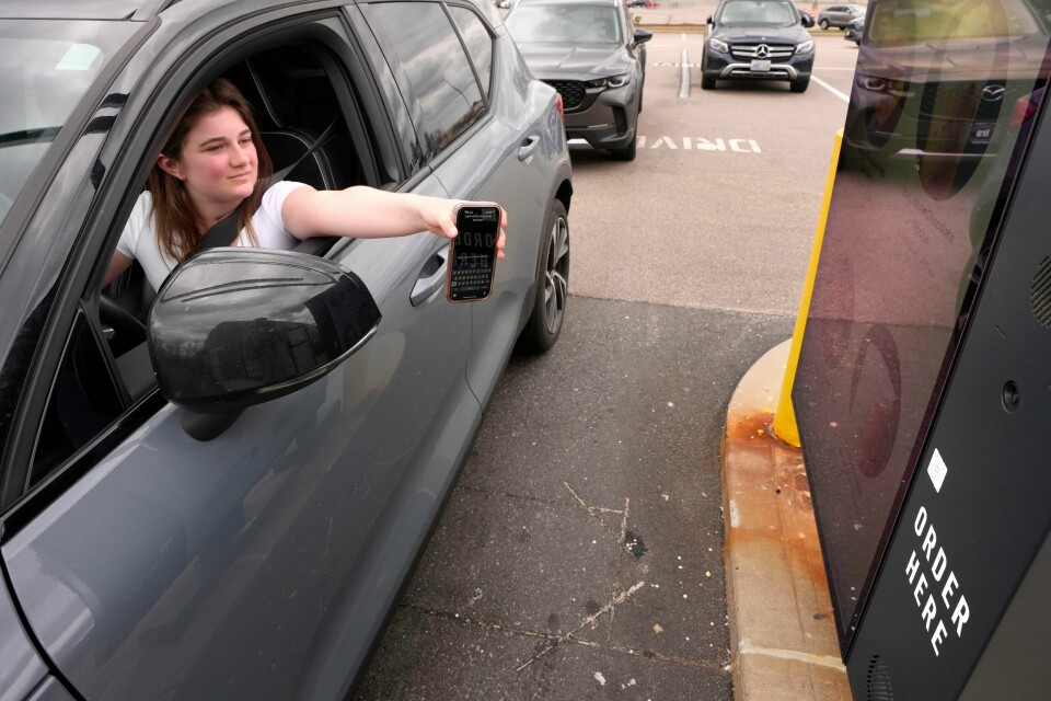 Etter at Alexis, «Lexi» Bogan mistet stemmen etter en operasjon, bruker telefonen til å snakke for seg. Ved hjelp av kunstig intelligens er hennes egen stemme gjenskapt. Her ber hun om en iskaffe på en Starbucks drive-in. Etter at Alexis, «Lexi» Bogan mistet stemmen etter en operasjon, bruker telefonen til å snakke for seg. Ved hjelp av kunstig intelligens er hennes egen stemme gjenskapt. Her ber hun om en iskaffe på en Starbucks drive-in. Foto: Steven Senne / AP / NTB
