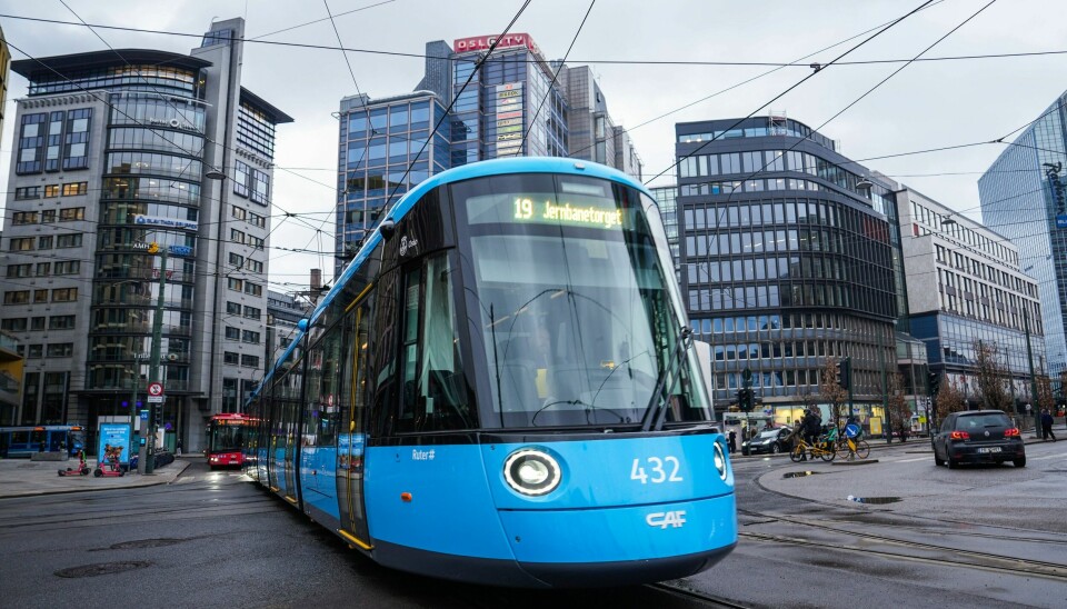 Det kan bli varmt i trikkene gjennom sommeren, da de kun vil holde én grad kaldere enn det er ute. Det kan bli varmt i trikkene gjennom sommeren, da de kun vil holde én grad kaldere enn det er ute. Foto: Beate Oma Dahle / NTB