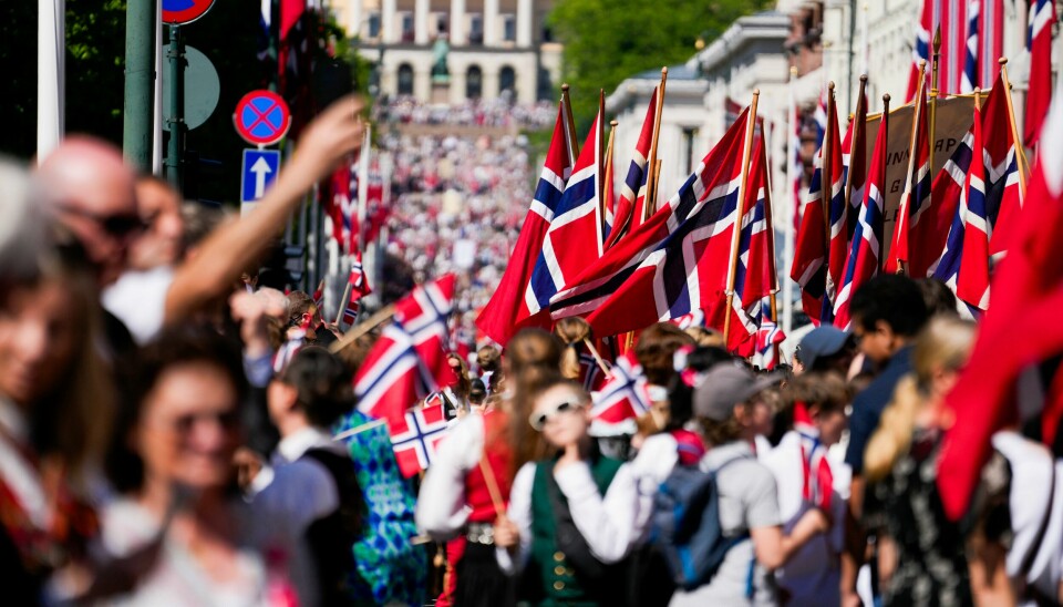 To menn fremstilles mandag for varetektsfengsling etter et masseslagsmål i Oslo 17. mai. Barnetoget på vei opp Karl Johans gate. Foto: Javad Parsa / NTB