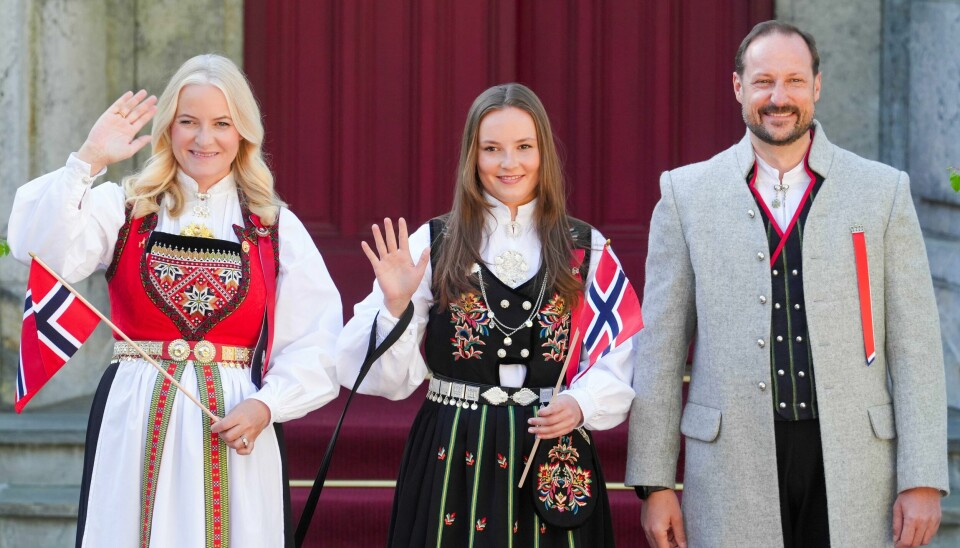 Kronprinsesse Mette-Marit, prinsesse Ingrid Alexandra og kronprins Haakon hilste barnetoget på Skaugum. Kronprinsesse Mette-Marit, prinsesse Ingrid Alexandra og kronprins Haakon hilste barnetoget på Skaugum. Foto: Lise Åserud / NTB