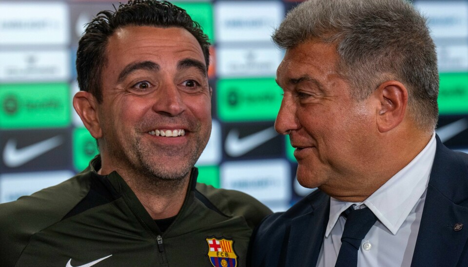 Xavi Hernández smiler sammen med Barcelona-president Joan Laporta fra da partene for under en måned siden ble enige om å fortsette samarbeidet. Lørdag avviser Xavi rykter om at han kan miste jobben. Xavi Hernández smiler sammen med Barcelona-president Joan Laporta fra da partene for under en måned siden ble enige om å fortsette samarbeidet. Lørdag avviser Xavi rykter om at han kan miste jobben. Foto: Emilio Morenatti / AP / NTB