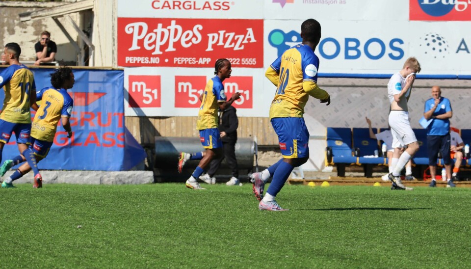 Yasir Sa'Ad (midten) vartet opp med en flott scoring fra distanse 2. pinsedag. Her fra en tidligere kamp. Yasir Sa'Ad løper mot midtsirkelen for å fortsette Groruds comeback etter 1-3-scoringen