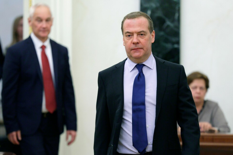 Dmitrij Medvedev, tidligere president og tidligere statsminister i Russland, har også langet ut mot den kommende fredskonferansen i midten av juni. Russian Security Council Deputy Chairman Dmitry Medvedev arrives for a meeting on development of Russia's military industrial complex at the Kremlin in Moscow, Russia, Wednesday, May 15, 2024. (Gavriil Grigorov, Sputnik, Kremlin Pool Photo via AP)