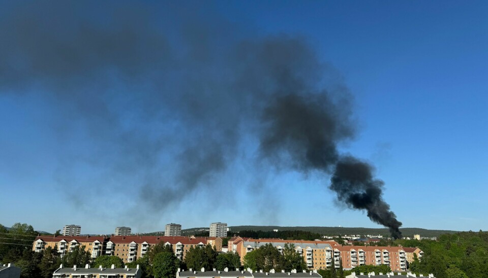 Brann i et sykkelskur i nærheten av Manglerud skole. Brannvesenet jobber med å hindre spredning til vegetasjon og andre bygg. Brann i et sykkelskur i nærheten av Manglerud skole. Brannvesenet jobber med å hindre spredning til vegetasjon og andre bygg. Foto: Jenny Nesje / NTB