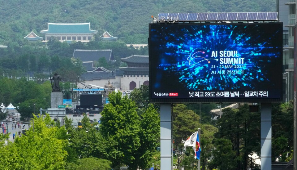 En skjerm med informasjon om KI-møtet i Sør-Koreas hovedstad Seoul tirsdag. En skjerm med informasjon om KI-møtet i Sør-Koreas hovedstad Seoul tirsdag. Foto: Ahn Young-joon / AP / NTB