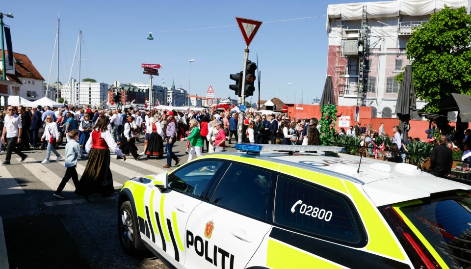 Politet er til stede ved barnetoget i Bergen på 17.mai i år. Politiets operasjonsleder i Bergen synes det er trist at mange ikke festet med måte i Bergen på nasjonaldagen. Foto: Paul S. Amundsen / NTB