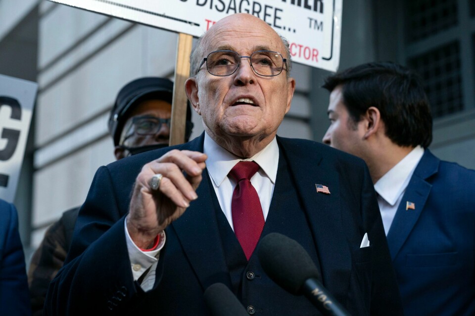 Tidligere New York-ordfører Rudy Giuliani, her i Washington i 2023, erklærer seg ikke skyldig i ulovlig valginnblanding i en sak i Arizona Tidligere New York-ordfører Rudy Giuliani, her i Washington i 2023, erklærer seg ikke skyldig i ulovlig valginnblanding i en sak i Arizona. Foto: Jose Luis Magana / AP / NTB