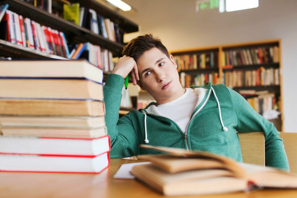 Vi må ruste opp skolens leseformidling ytterligere. Mobilforbudet er et riktig skritt på veien. Tilgjengelighet til bøker og gode skolebibliotek er viktig. Og noe som elevene selv etterlyser: En form for «lesetvang», skriver Trine Vollan. (Illustrasjonsfoto) Skoleelev, skolebibliotek, lesing