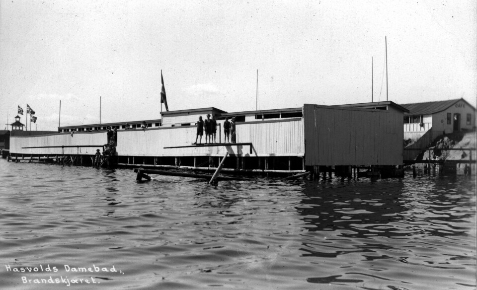 Hasvolds Damebad i 1919. Det nye badet for kvinner på Brandskjæret på Filipstad med badebygninger og stupebrett. Badebygninger, stupebrett og flaggstenger.