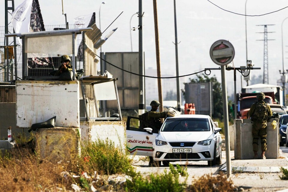 Den israelske soldaten på sjekkpunktet har lenge hatt større makt over vanlige palestineres hverdag enn det presidenten deres har, skriver Raymond Johansen. Bildet er fra kontrollposten Hawara på Vestbredden. Israel Palestina, Vestbredden, israelske soldater, kontrollpost