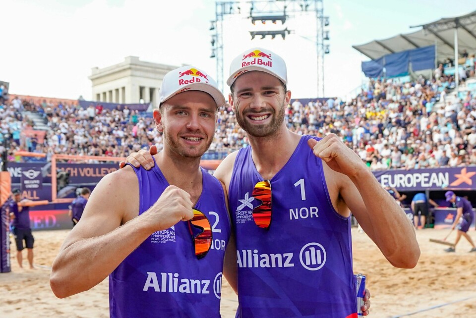 Anders Mol og Christian Sørum sikter på å forsvare OL-gullet. Anders Mol (t.h.) og Christian Sørum under EM i sandvolleyball i 2022. Foto: Lise Åserud / NTB / NPK