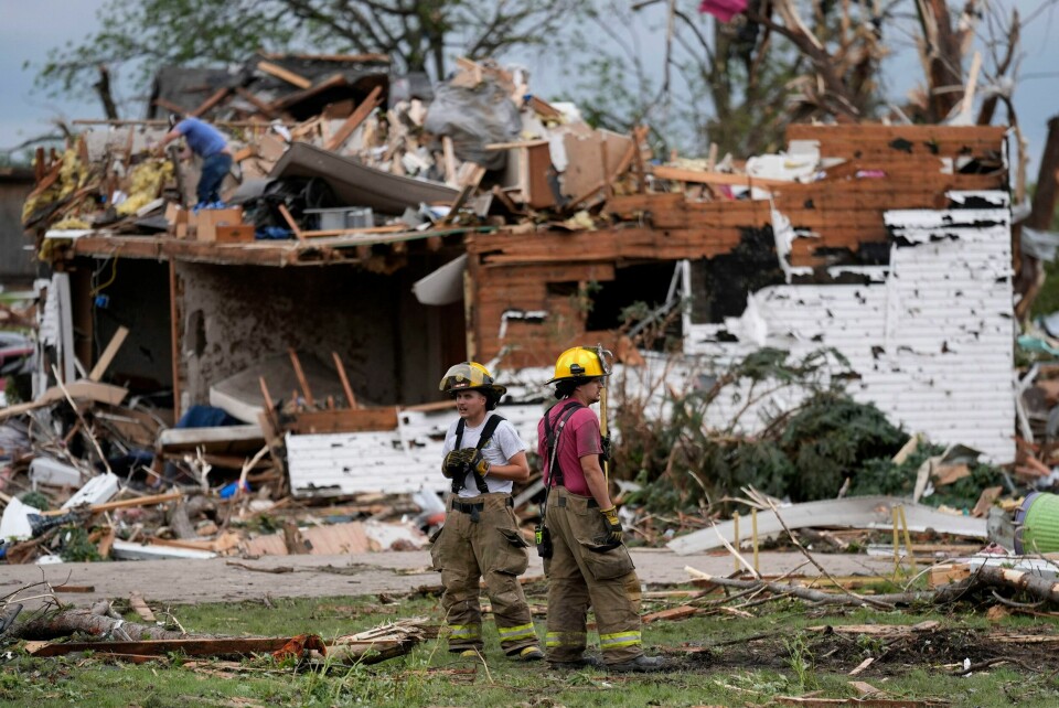 Redningsarbeidere er omgitt av ruiner og vrakgods etter at en kraftig tornado feide gjennom småbyen Greenfield i Iowa tirsdag. Redningsarbeidere er omgitt av ruiner og vrakgods etter at en kraftig tornado feide gjennom småbyen Greenfield i Iowa tirsdag. Foto: Charlie Neibergall / AP / NTB