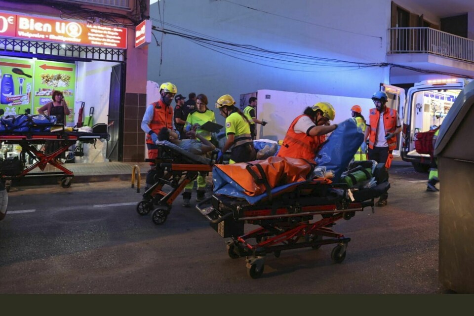 Minst fire mennesker mistet livet da taket på en bygning som huser en restaurant, kollapset i Palma de Mallorca torsdag. Bildet viser skadde personer som får hjelp av helsepersonell etter at et tak kollapset over en restaurant. Foto: Isaac Buj / Europa Press / AP / NTB