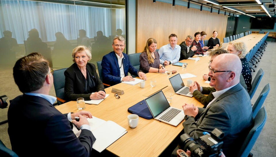 Meklingen i statsoppgjøret startet 2. mai hos Riksmekleren. Fra venstre: riksmekler Mats Ruland, Kari Tønnessen Nordli, leder i Akademikerne stat, Egil André Aas, leder i LO Stat, Guro E. Lind, leder i Unio stat, Jens B. Jahren, leder i YS Stat og Gisle Norheim, statens personaldirektør. Foto: Gorm Kallestad / NTB Meklingen i statsoppgjøret startet 2. mai hos Riksmekleren. Fra venstre: riksmekler Mats Ruland, Kari Tønnessen Nordli, leder i Akademikerne stat, Egil André Aas, leder i LO Stat, Guro E. Lind, leder i Unio stat, Jens B. Jahren, leder i YS Stat og Gisle Norheim, statens personaldirektør. Foto: Gorm Kallestad / NTB