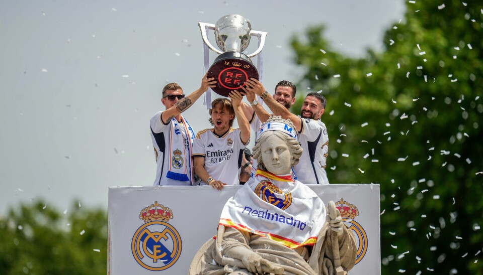 Dani Carvajal (t.h.) prøve å overtale Toni Kroos (t.v.) om å ta en ny sesong i Real Madrid. Dani Carvajal (t.h.) prøve å overtale Toni Kroos (t.v.) om å ta en ny sesong i Real Madrid. Foto: Manu Fernandez / AP Photo / NTB.
