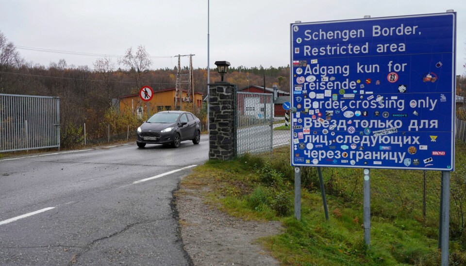 Grensestasjonen ved Storskog. Russiske borgere kommer kjørende inn i Norge lørdag ettermiddag.Foto: Terje Bendiksby / NTB