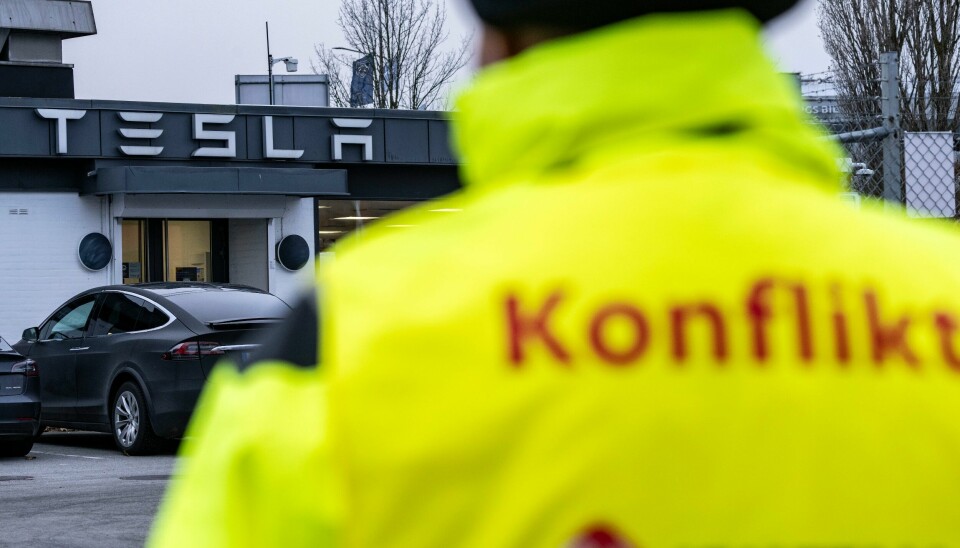 Personer fra Norge og Danmark har vært streikebrytere under Tesla-streiken i Sverige, ifølge Fagbladet 3F. Streikevakt fra det svenske fagforbundet IF Metall utenfor Teslas filial i Malmö. Etter over fem uker med streik i Sverige, går nå danske 3F også til streik mot elbilselskapet. Foto: Johan Nilsson / TT / NTB