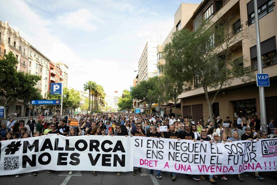 Demonstrantene i Palma bar på plakater med slagord som «Nok masseturisme». Demonstrantene i Palma bar på plakater med slagord som «Nok masseturisme».