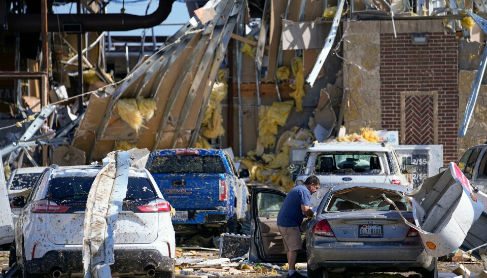 Bildet viser amerikaneren Hugo Parra, som sammen med rundt 40 andre søkte tilflukt fra uværet i Texas på toalettfasilitetene på et lastebilstopp. Minst elleve personer har mistet livet i tornadoene som herjet i flere sørstater lørdag. Bildet viser amerikaneren Hugo Parra, som sammen med rundt 40 andre søkte tilflukt fra uværet i Texas på toalettfasilitetene på et lastebilstopp. Minst elleve personer har mistet livet i tornadoene som herjet i flere sørstater lørdag. Foto: Julio Cortez / AP / NTB