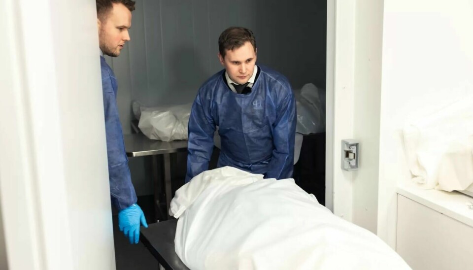 Den døde ligger inne i et absorberende laken på et kjølerom. Dette hindrer forråtnelsesprosessen. Den døde ligger inne i et absorberende laken på et kjølerom. Dette hindrer forråtnelsesprosessen.