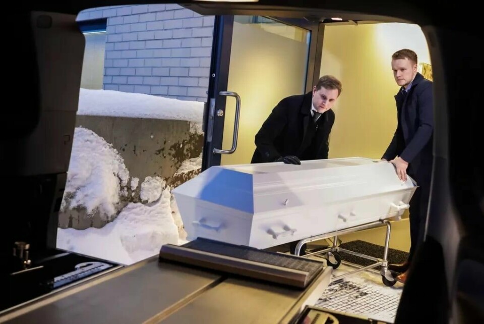 Familien ville ikke se den døde personen til syning. Vi er derfor de aller siste som får se hen. Familien ville ikke se den døde personen til syning. Vi er derfor de aller siste som får se hen.