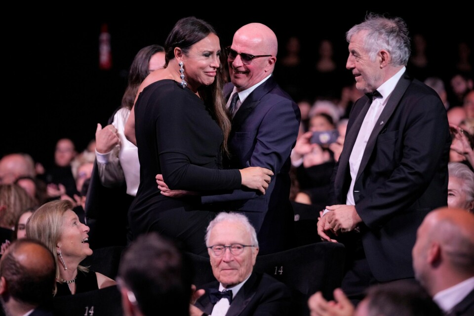 Karla Sofia Gascón (til venstre), omfavnes av Jacques Audiard etter at hun ble utropt til vinner under seremonien i Cannes lørdag kveld. Karla Sofia Gascón (til venstre), omfavnes av Jacques Audiard etter at hun ble utropt til vinner under seremonien i Cannes lørdag kveld. Foto: Andreea Alexandru/Invision/AP / NTB