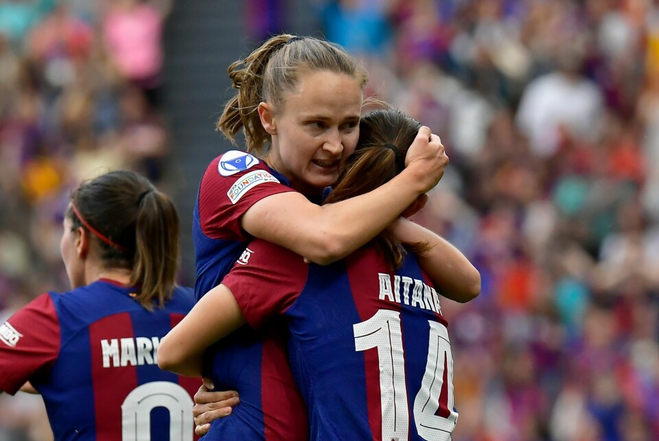 Aitana Bonmati jubler sammen med Caroline Graham Hansen. Caroline Graham Hansen kunne juble for 1–0 mot Lyon. Foto: Alvaro Barrientos / AP Photo / NTB