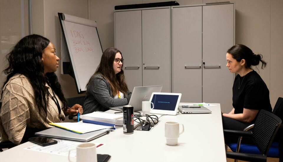 Karen Vanessa Lebie (f.v.) og Agnieszka Donal er begge med i Skatteetatens fagnettverk for samtaleteknikk. Lebie følger med på hvordan Donal fungerer som veileder for kollega Mariana Bounegru. Karen Vanessa Lebie (f.v.) og Agnieszka Donal er begge med i Skatteetatens fagnettverk for samtaleteknikk. Lebie følger med på hvordan Donal fungerer som veileder for kollega Mariana Bounegru.