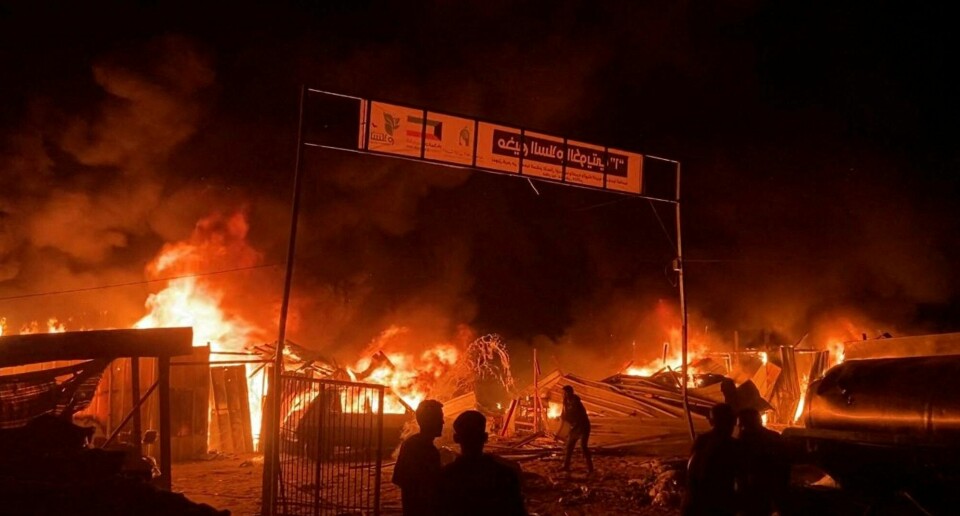 Det oppsto brann i en leir for internt fordrevne palestinere etter et israelsk angrep mot Rafah sør på Gazastripen søndag. Fire rages following an Israeli strike on an area designated for displaced Palestinians, amid the ongoing conflict between Israel and Hamas, in Rafah in the southern Gaza Strip, in this still picture taken from a video, May 26, 2024. REUTERS/Reuters TV TPX IMAGES OF THE DAY