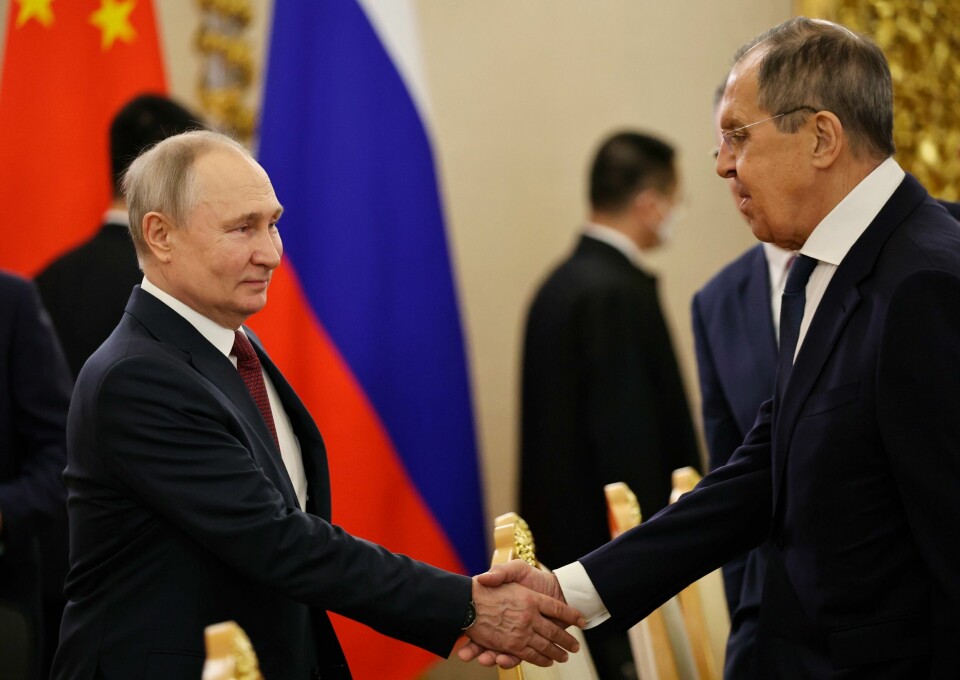Russland og president Vladimir Putin, her avbildet med Sergej Lavrov (t.h.), gikk til fullskala invasjon av Ukraina i februar 2022. Russian President Vladimir Putin, left, shakes hands with Russian Foreign Minister Sergey Lavrov, prior to the talks with Chinese President Xi Jinping after an official welcome ceremony at The Grand Kremlin Palace, in Moscow, Russia, Tuesday, March 21, 2023. (Mikhail Tereshchenko, Sputnik, Kremlin Pool Photo via AP)