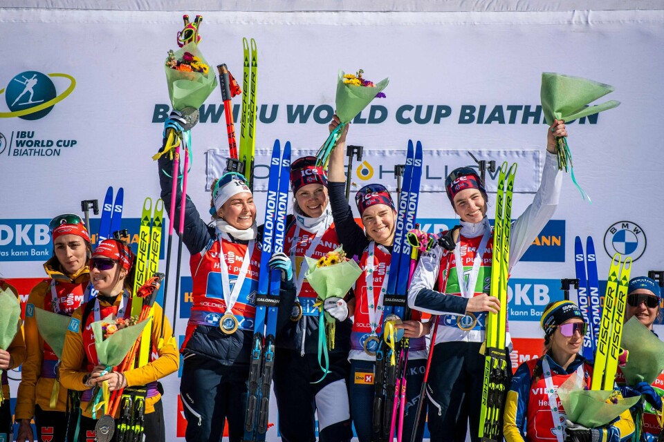 Ingrid Landmark Tandrevold, Karoline Offigstad Knotten, Juni Arnekleiv og Ida Lien feirer seieren øverst på pallen i Soldier Hollow lørdag kveld. Ingrid Landmark Tandrevold, Karoline Offigstad Knotten, Juni Arnekleiv og Ida Lien feirer seieren øverst på pallen i Soldier Hollow lørdag kveld.