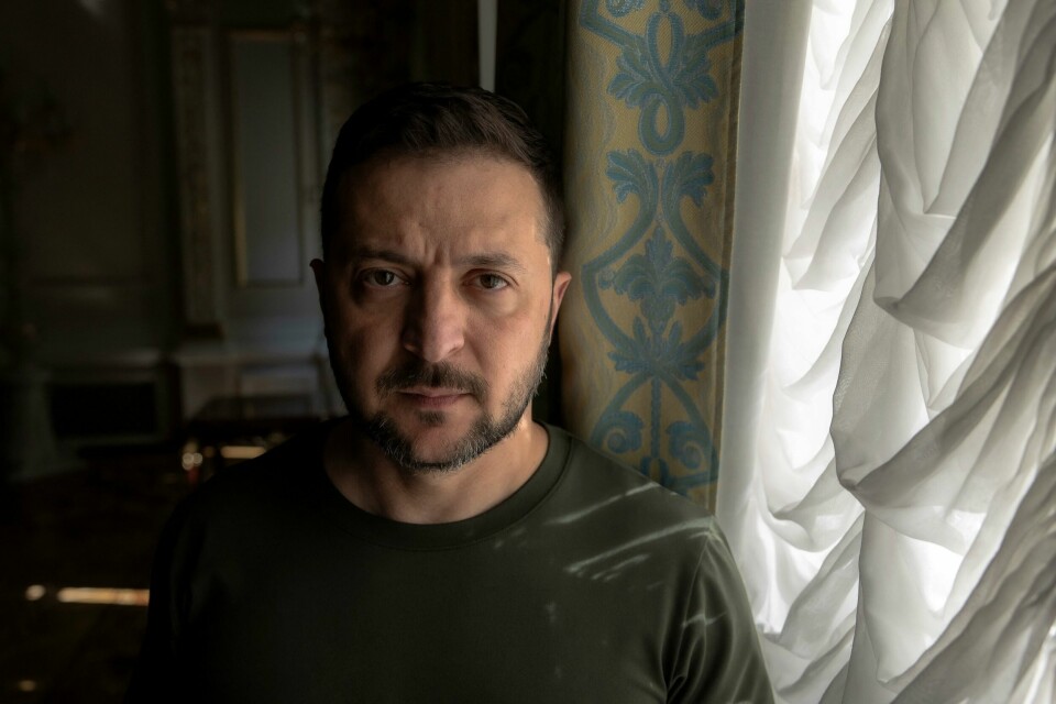 Ukraina og president Volodymyr Zelenskyj ber om mer hjelp fra Vesten. Ukrainian President Volodymyr Zelensky poses prior to an interview with AFP at the Presidential Office in Kyiv, on May 17, 2024, amid the Russian invasion of Ukraine. (Photo by Roman PILIPEY / AFP)