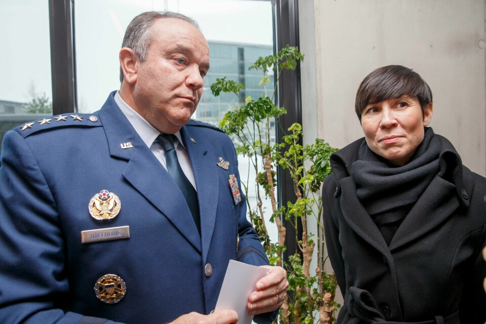 NATOs tidligere øverstkommanderende i Europa, general Philip Breedlove, her i forbindelse et møte på Gardermoen med blant andre Ine Eriksen Søreide (H) i 2016. NATOs øverstkommanderende i Europa, general Philip Breedlove møtte tirsdag forsvarsminister Ine Eriksen Søreide på Gardermoen.