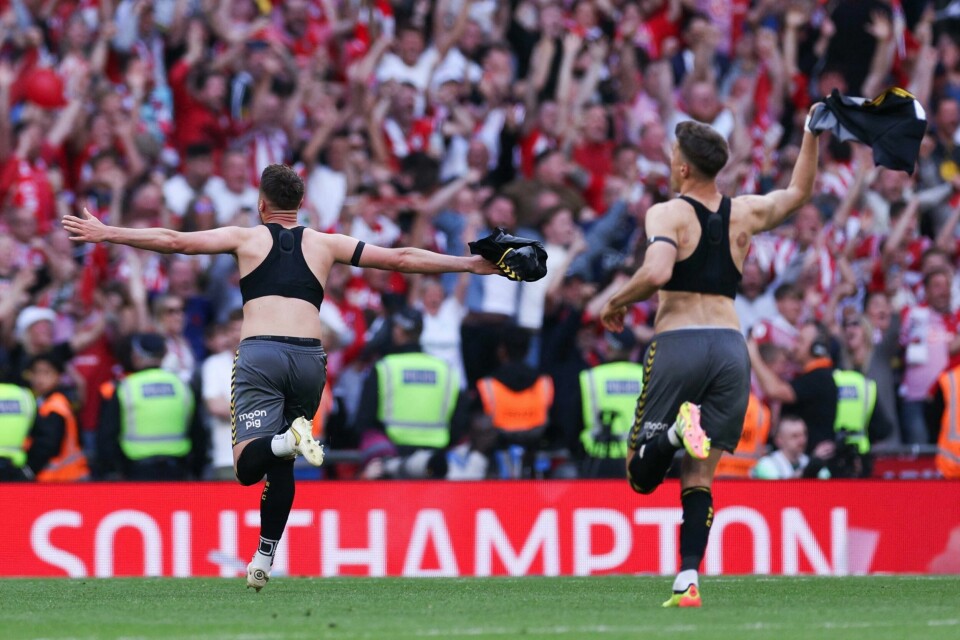 Southamptons spillere stormer mot supporterne på Wembley I det sluttsignalet går. Southamptons spillere stormer mot supporterne på Wembley I det sluttsignalet går.