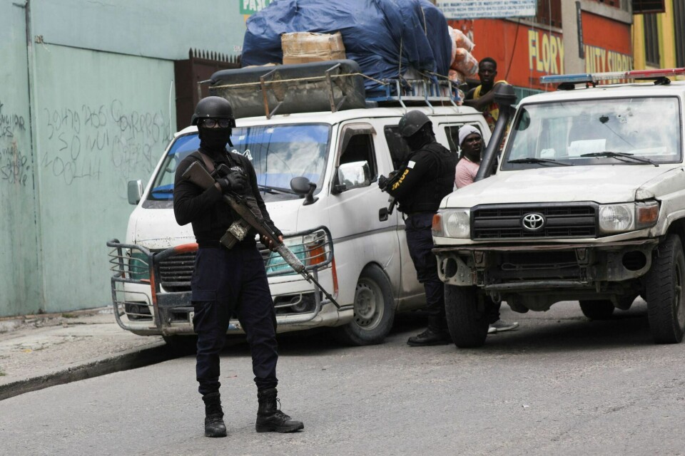 Politiet inspiserer kjøretøy ved et kontrollpunkt i Port-au-Prince, Haiti 24. mai. Politiet inspiserer kjøretøy ved et kontrollpunkt i Port-au-Prince, Haiti 24. mai.