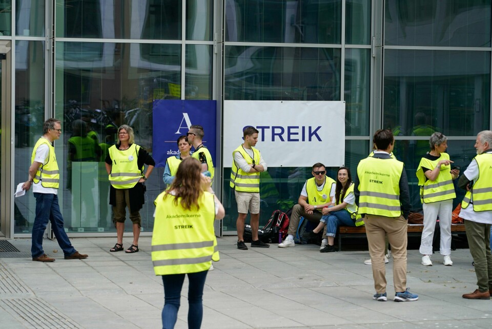 Akademikerne streiker utenfor Landbruksdepartementet etter at meklingen med staten ikke førte fram. Streiken trappes opp mandag. Bildet viser Akademikerne som streiker utenfor Landbruksdepartementet. Fra mandag trappes streiken opp.