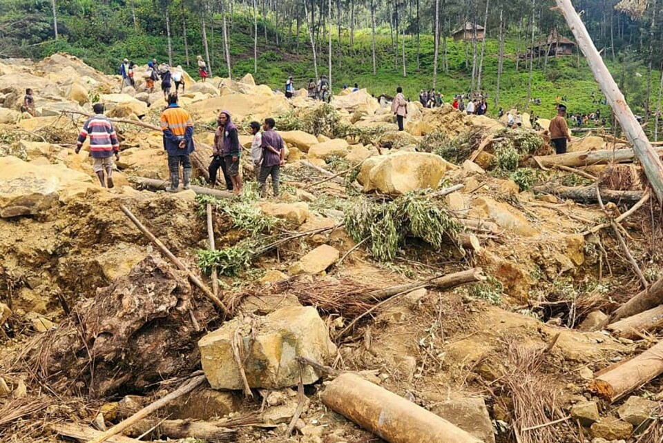 Innbyggerne i landsbyen Yambali leter blant massene etter jordskredet før helgen. Letingen etter ofre for jordskredet fortsatte i landsbyen Yambali i Ny-Guinea mandag. Foto: Mohamud Omer / IOM / AP / NTB