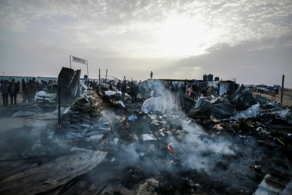 Det har vært kraftige internasjonale reaksjoner på det israelske angrepet mot en teltleir for internt fordrevne palestinere i Rafah søndag. Minst 45 mennesker ble drept i angrepet. F Det har vært kraftige internasjonale reaksjoner på det israelske angrepet mot en teltleir for internt fordrevne palestinere i Rafah søndag. Minst 45 mennesker ble drept i angrepet. F