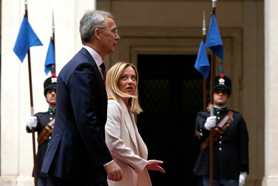 Italias statsminister Giorgia Meloni er sterkt kritisk til Nato-sjef Jens Stoltenbergs anmoding om at Nato-landene bør lempe på forbundet mot at Ukraina bruker leverte våpen mot militære mål i Russland. Italias statsminister Giorgia Meloni er sterkt kritisk til Nato-sjef Jens Stoltenbergs anmoding om at Nato-landene bør lempe på forbundet mot at Ukraina bruker leverte våpen mot militære mål i Russland. Foto: Alessandra Tarantino / AP / NTB