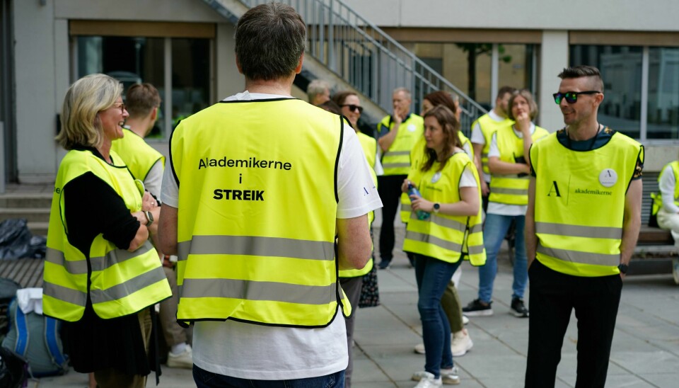 Streikevakter fra Akademikerne utenfor landbruksdepartementet etter at meklingen med staten ikke førte fram fredag. Streiken rammer blant annet flere departementer, politiet og høyskoler. Streikevakter fra Akademikerne utenfor landbruksdepartementet etter at meklingen med staten ikke førte fram fredag. Streiken rammer blant annet flere departementer, politiet og høyskoler. Foto: Gorm Kallestad / NTB