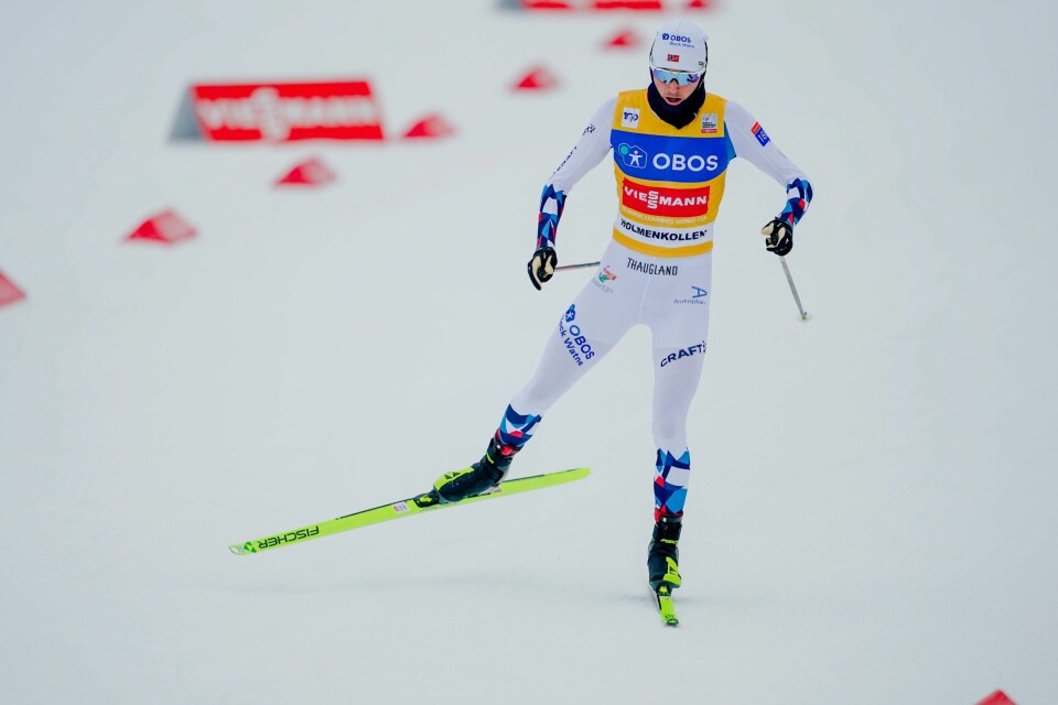 Jarl Magnus Riiber gikk solo inn til ny triumf på hjemmebane i Holmenkollen søndag. Jarl Magnus Riiber fikk et nytt sololøp i tet i Holmenkollen. Foto: Terje Pedersen / NTB
