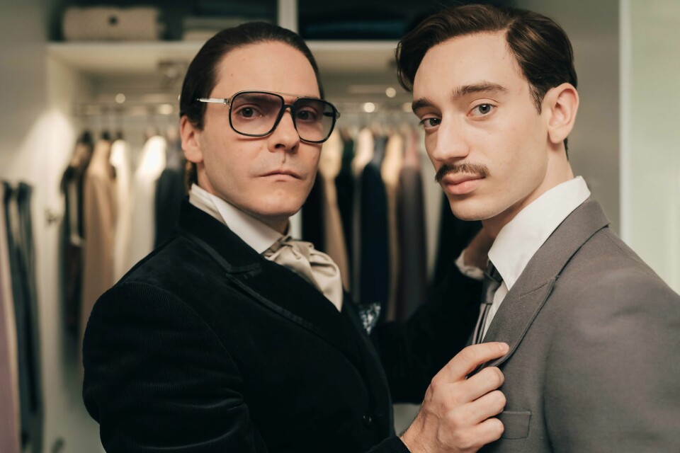 Karl Lagerfeld – ofte kalt «Keiser Karl» – spilles i den nye strømmeserien av Daniel Brühl (t.v.), mens Théodore Pellerin spiller kjæresten Jacques de Bascher. Karl Lagerfeld – ofte kalt «Keiser Karl» – spilles i den nye strømmeserien av Daniel Brühl (t.v.), mens Théodore Pellerin spiller kjæresten Jacques de Bascher. Foto: Disney + / Handout / NTB